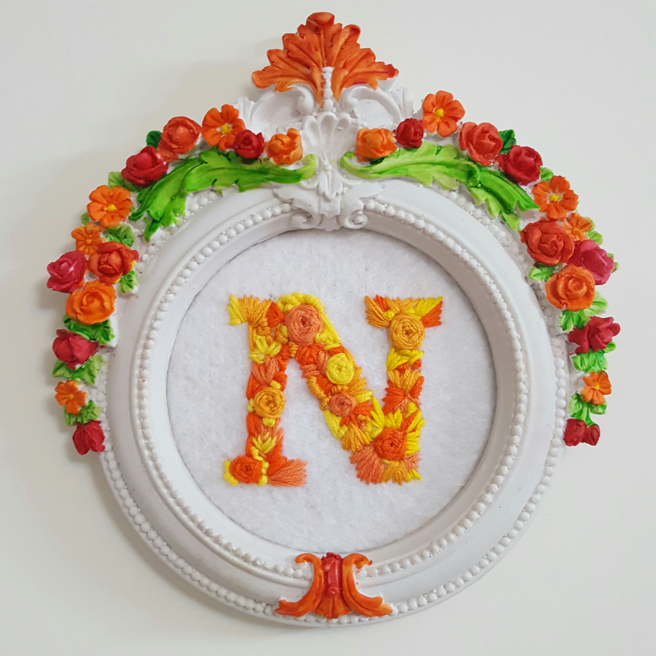 تابلو گلدوزی حروف (حرف N)