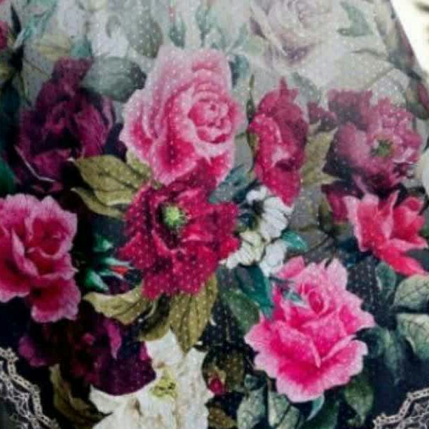 روسری زمینه سبز با گل سرخ