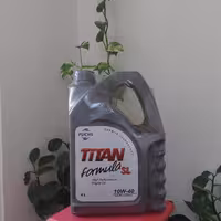 روغن موتور TITAN10W-40SL4Lساخت شرکت فوکس ایرانیان تحت لیسانس فوکس آلمان دارای نشان استاندارد ملی ایران