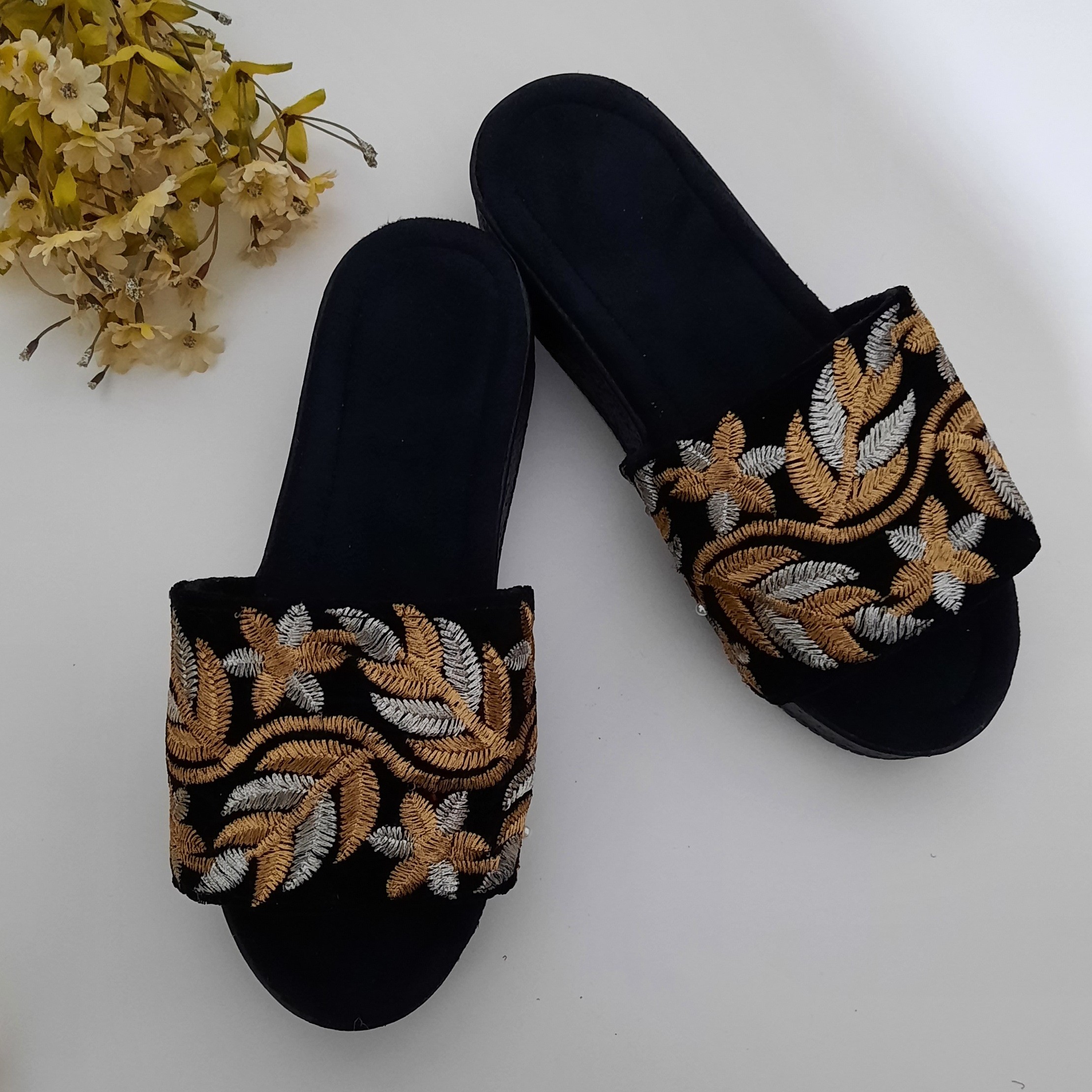 صندل زنانه کارشده مجلسی لژدار5سانتی سبک و راحت جنس سوئیت سایز 39