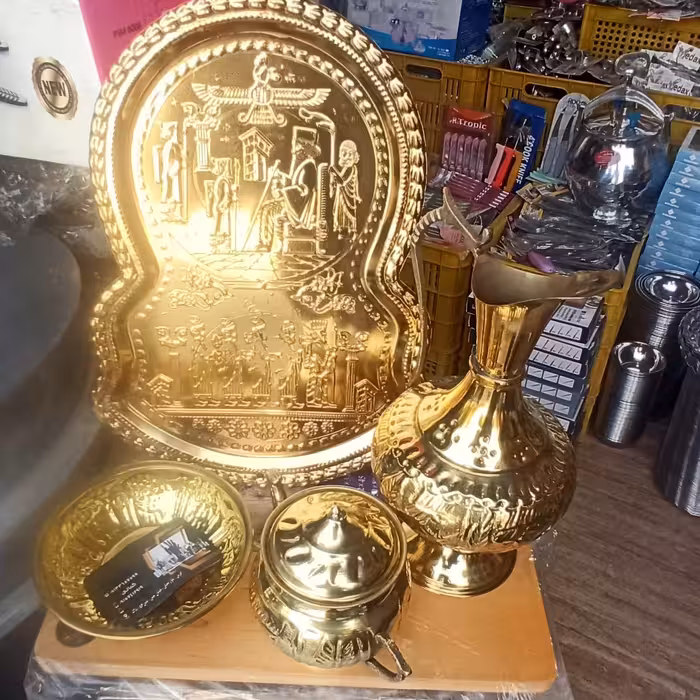 سرویس پاسماوری برنجی پا سماور ی طلایی 4تیکه پارچ قوری جام سینی باهم رنگ طلایی و نقره ای موجوده