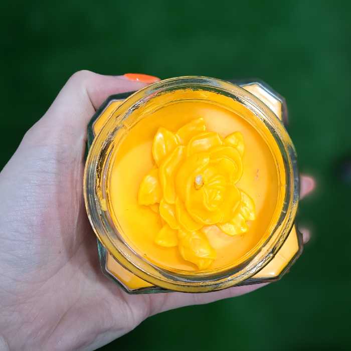 شمع با رایحه انبه طرحدار  .