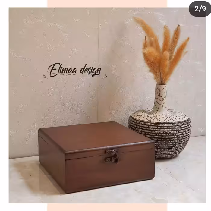 جعبه کادویی به رنگ فندقی ساده ابعاد 25 در 25 در 10 سانت 