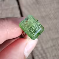 زبرجد طبیعی معدنی تراش مستطیلی کیفیت معمولی 