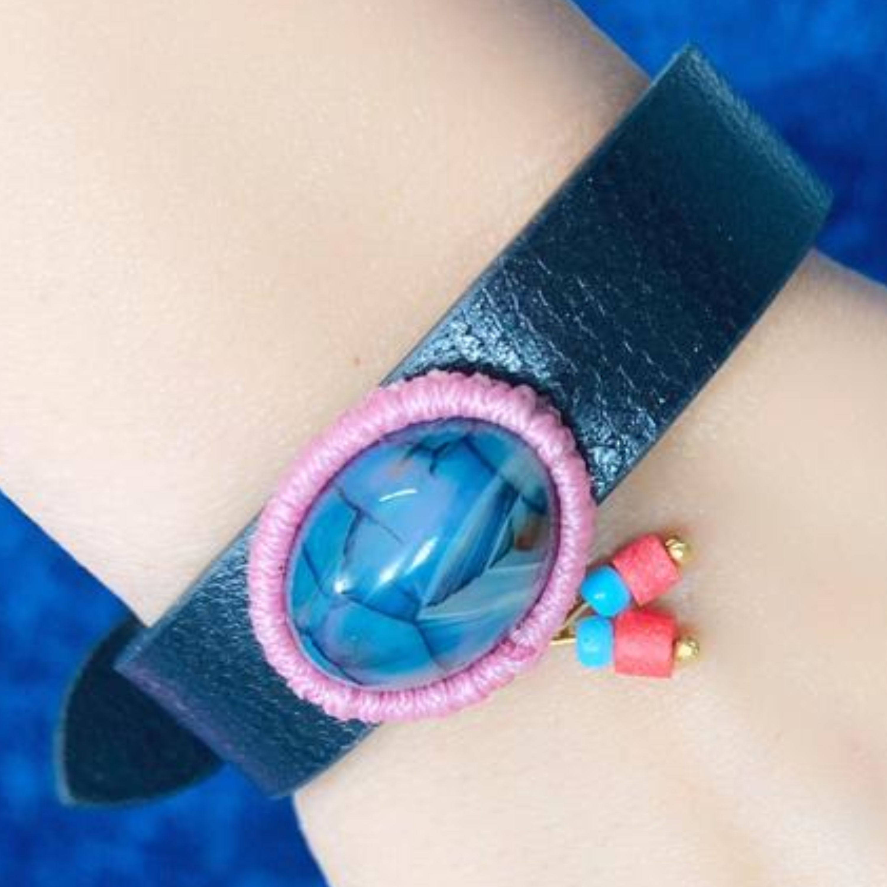 دستبند بند چرم با گوهر سنگ طبیعی دراگون