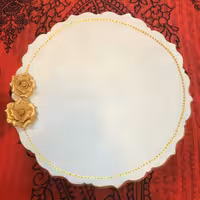 ظرف پذیرایی طرح گل برجسته پایه دار سفالی رنگ سفید-طلایی با متد نقطه کوبی 