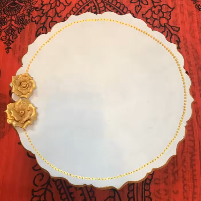 ظرف پذیرایی طرح گل برجسته پایه دار سفالی رنگ سفید-طلایی با متد نقطه کوبی 