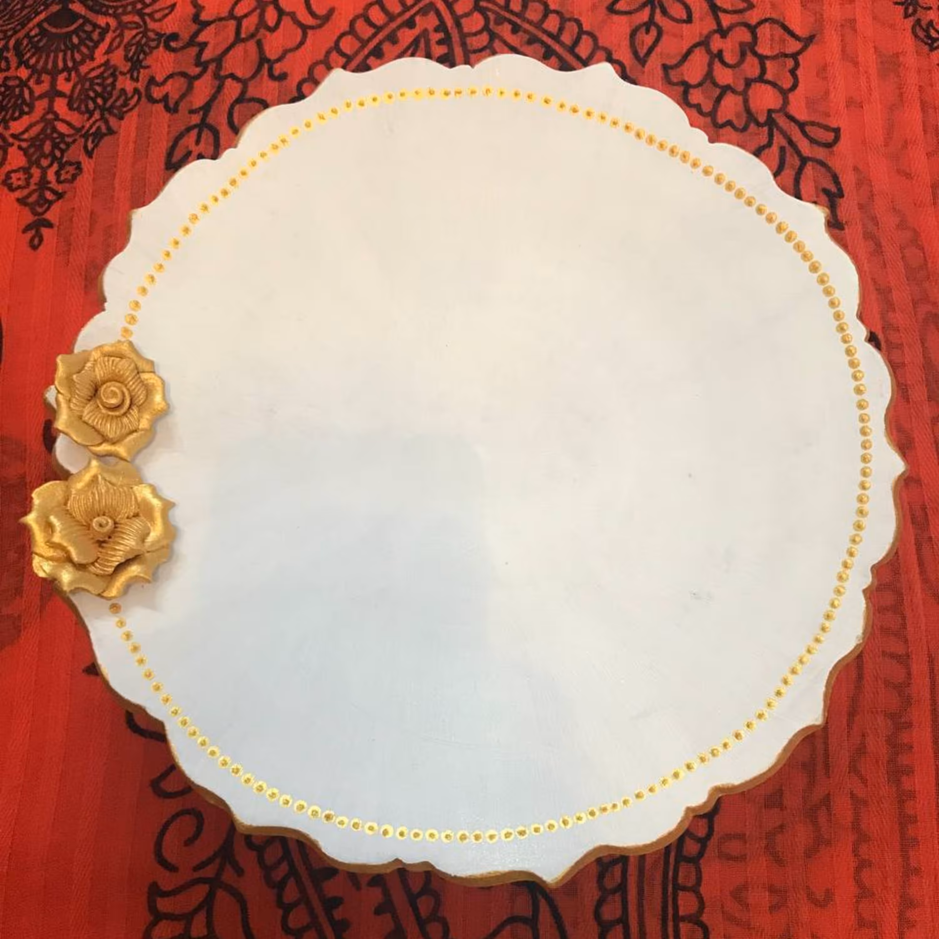 ظرف پذیرایی طرح گل برجسته پایه دار سفالی رنگ سفید-طلایی با متد نقطه کوبی 