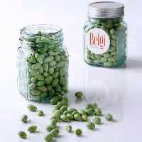 دراژه پسته با مغز پسته اعلا و روکش شکلات سفید و شکلات شیری مواد اولیه 