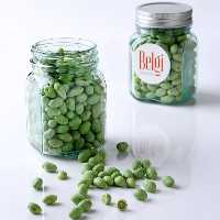 دراژه پسته با مغز پسته اعلا و روکش شکلات سفید و شکلات شیری مواد اولیه 