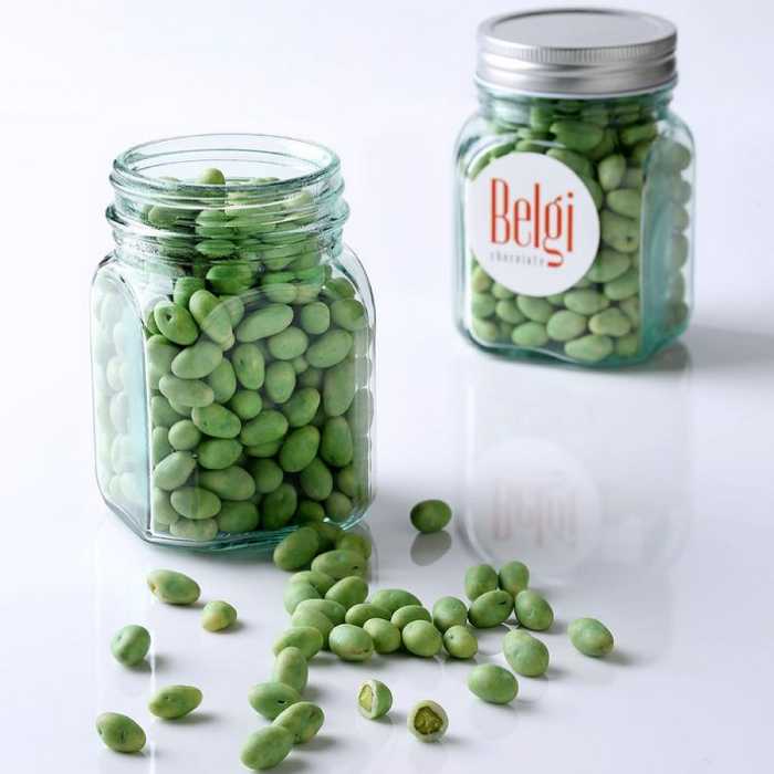 دراژه پسته با مغز پسته اعلا و روکش شکلات سفید و شکلات شیری مواد اولیه 