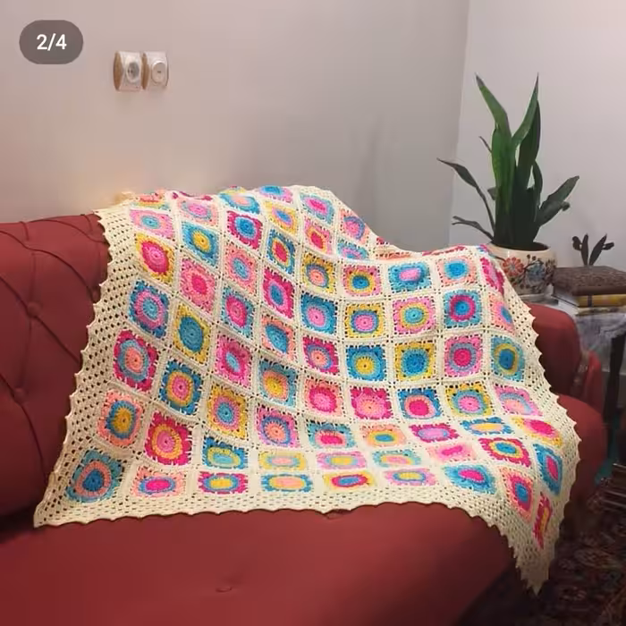 شال مبل  با موتیف های رنگی شاد و  با رنگ زمینه کرم  با سایز  120 در 120 سانتیمتر 