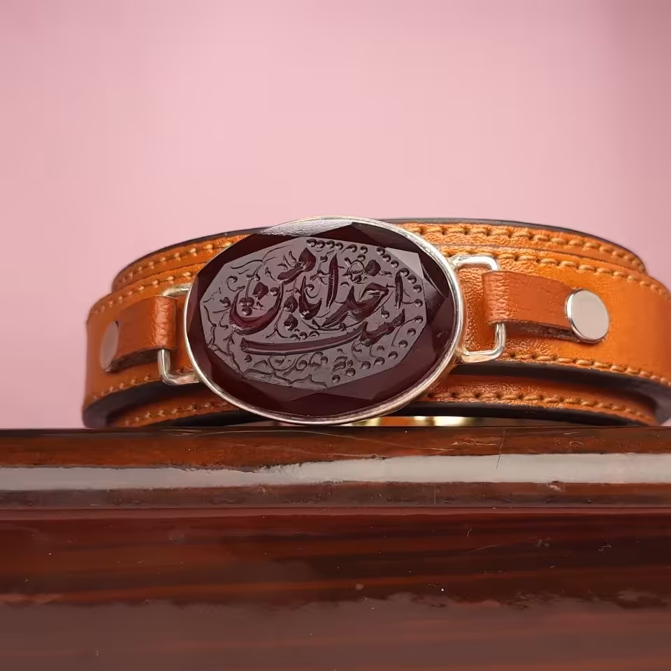 
دستبند چرمی قاب نقره دستساز با ذکر دلخواه