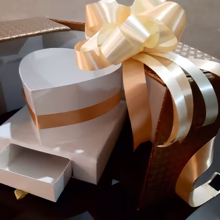 جعبه کادو کشویی قلب دار چرم طلایی و ربان افشون