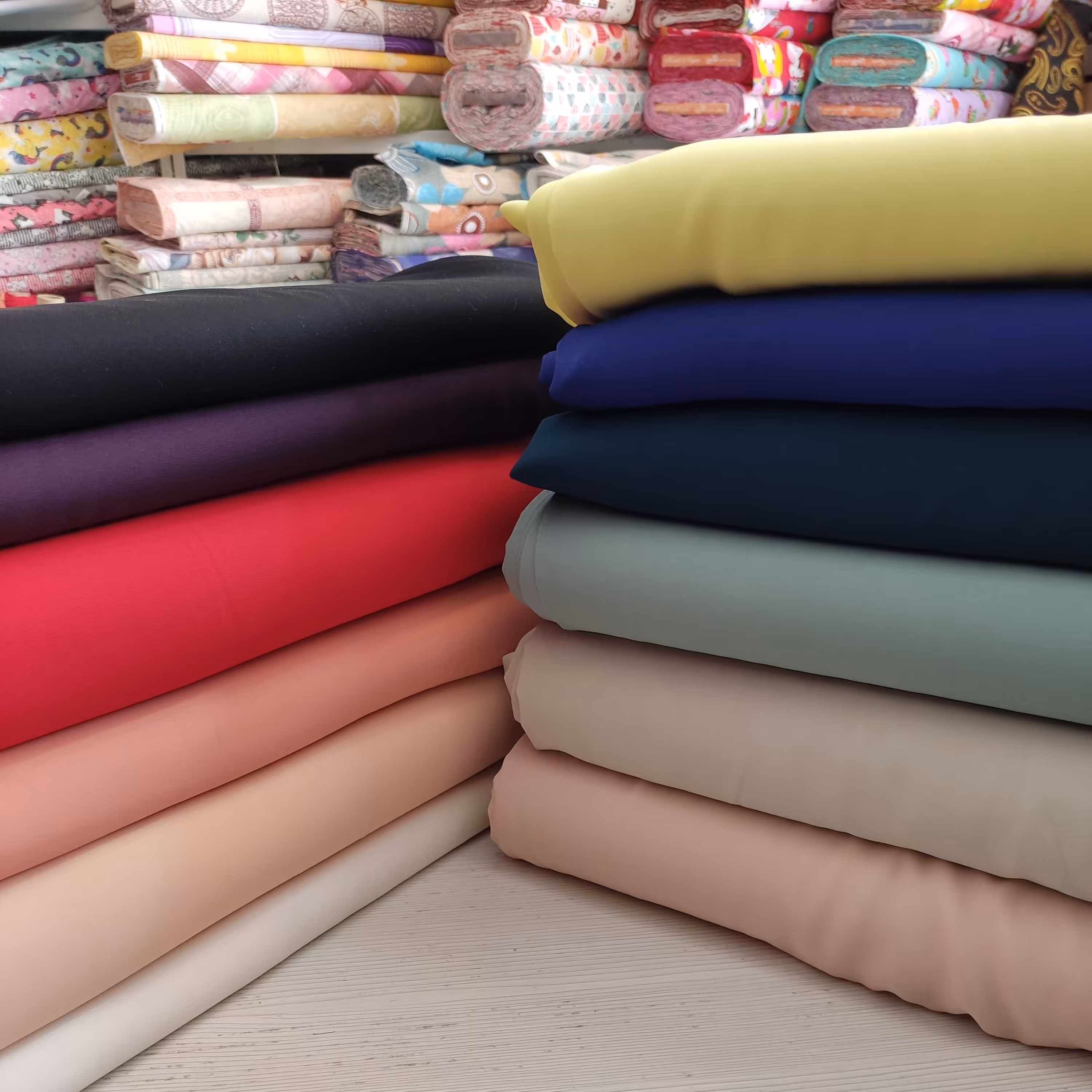 پارچه کرپ حریر.درجه یک.عرض 150.رنگی ها 118 تومن مشکی 145 تومن