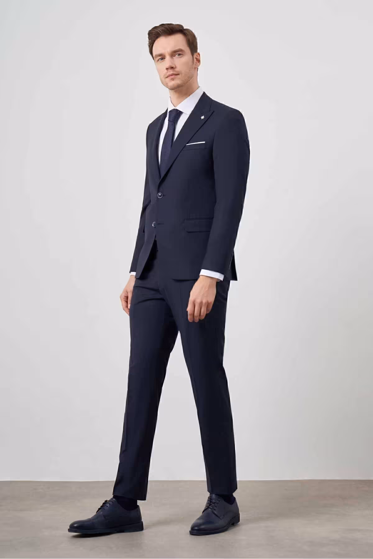 کت وشلوار آبی مردانه الگوی مسطح پلاتین متناسب با لباس یقه دار Morven