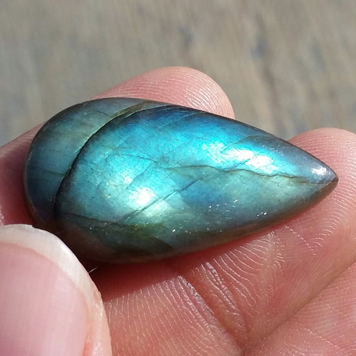 نگین لابرادوریت وارداتی از کشور لابرادور کانادا با تلالوئی بی نظیر و چشم نواز کد 10104