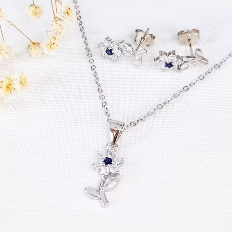 نیمست نقره925 عیار گل با سنگ یاقوت کبود کد 11001