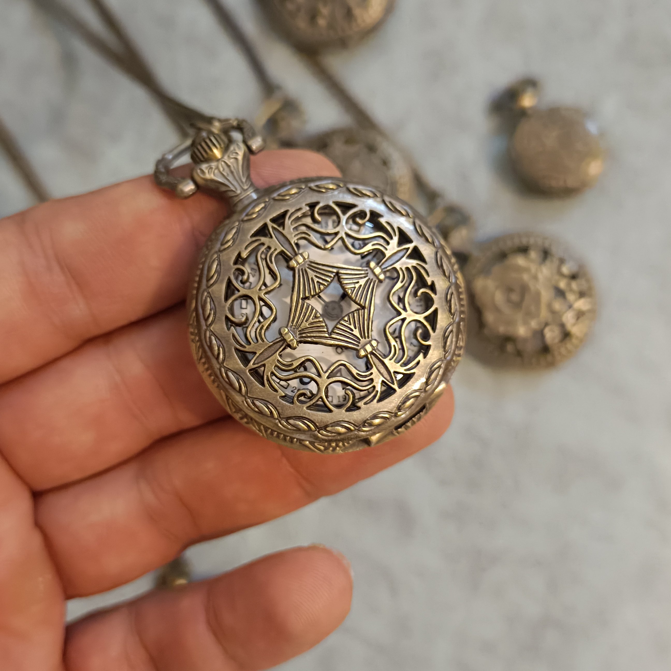 ساعت گردنبندی و جیبی به همراه زنجیرs3