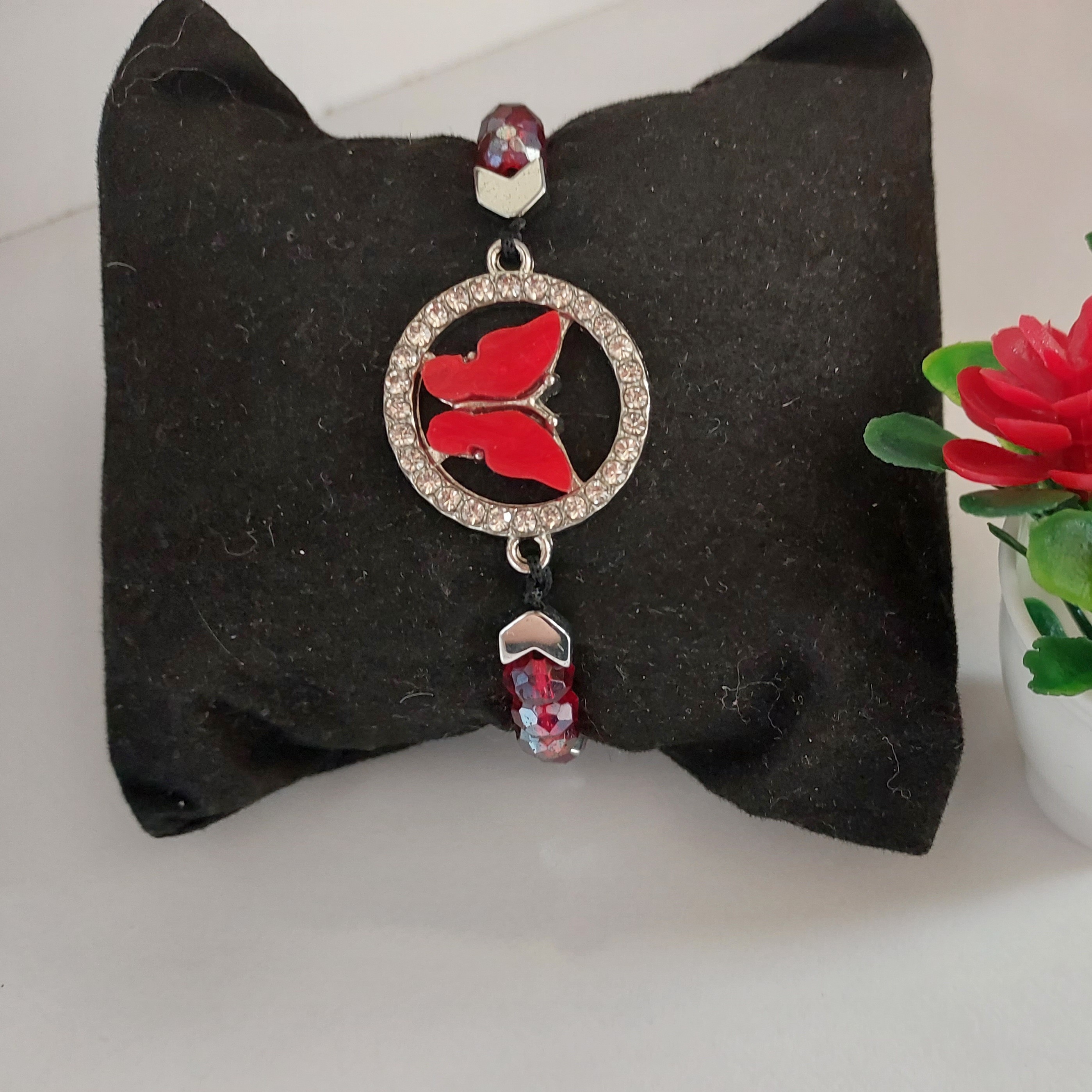 دستبند کریستالی با پلاک پروانه و حدید