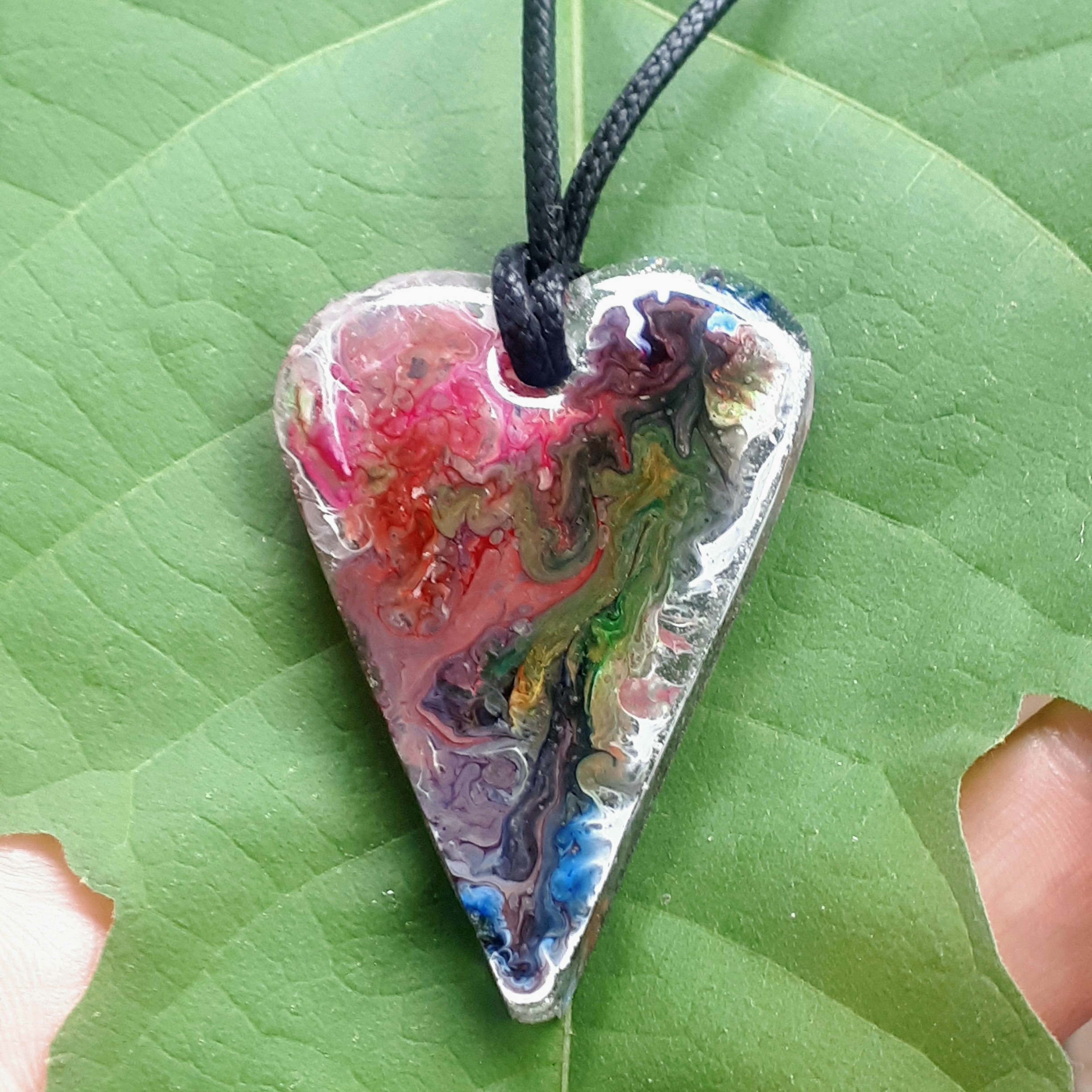 گردنبند مردانه و زنانه یا آویز خودرو  رزینی دستساز  طرح  قلب ابر و بادی