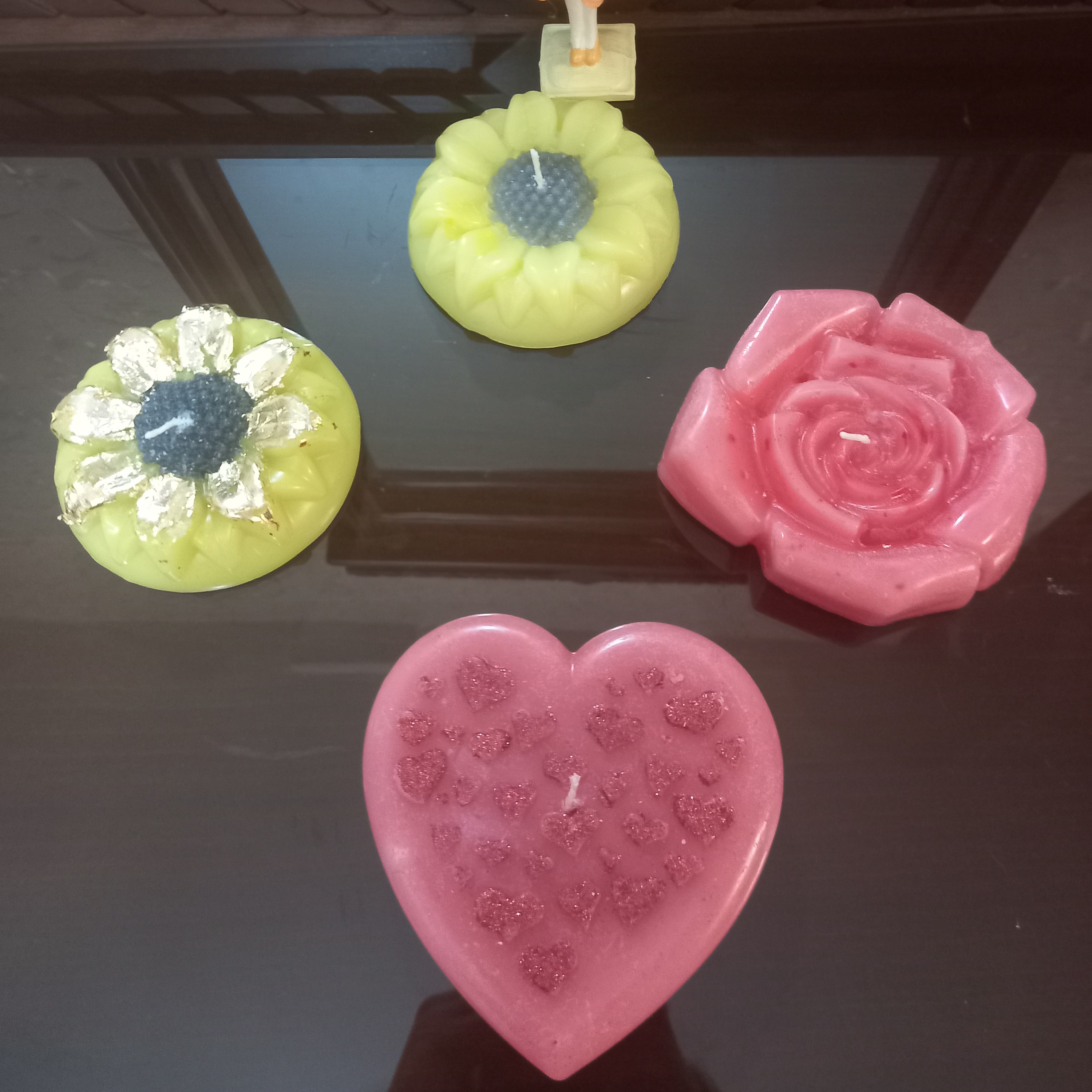 شمع گل های مختلف و قلب