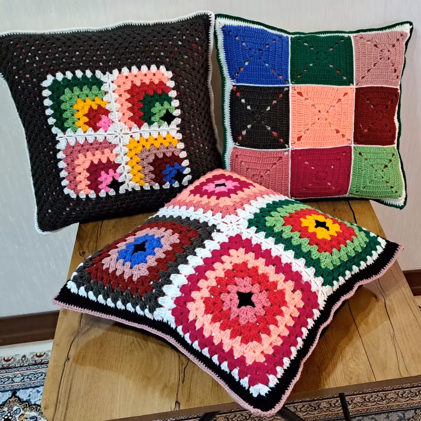 کاور کوسن قلاب بافی بافته شده با نخ اکریلتاب ابعاد 40در 40 