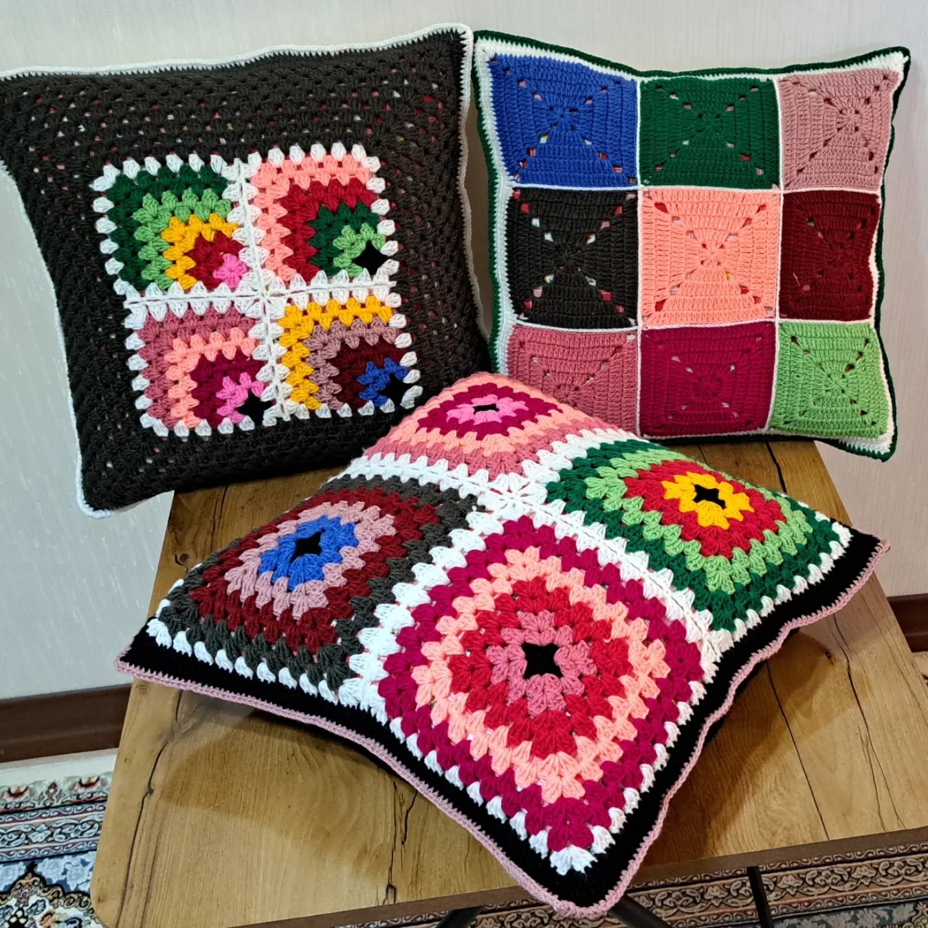 کاور کوسن قلاب بافی بافته شده با نخ اکریلتاب ابعاد 40در 40