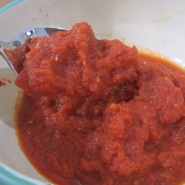 پوره گوجه فرنگی  از گوجه خوش رنگ وطعم مزه عالی دربسته 500گرمی