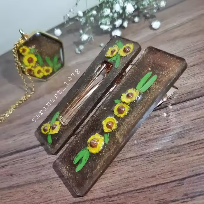 گردنبند و یک عدد گلسررزینی سِت با گل طبیعی رنگ ثابت نشکن