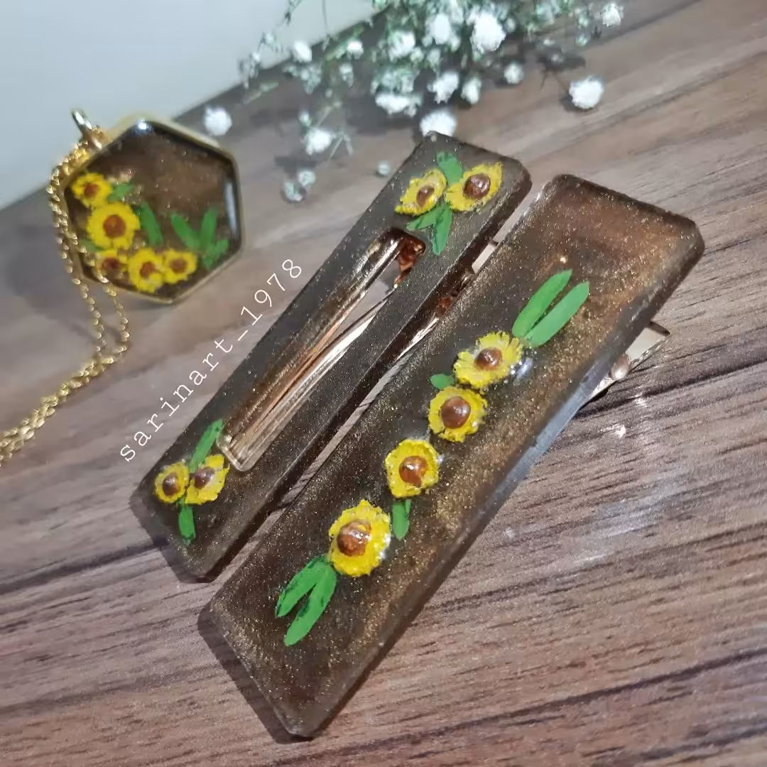 گردنبند و یک عدد گلسررزینی سِت با گل طبیعی رنگ ثابت نشکن