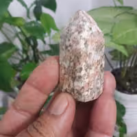 سنگ عقیق موزاییکی منشور سه رنگ  قهوه ای  سفیدنارنجی  وزن 72گرم ارتفاع 58سانت عرض تولیدگالری عقیق خزری 