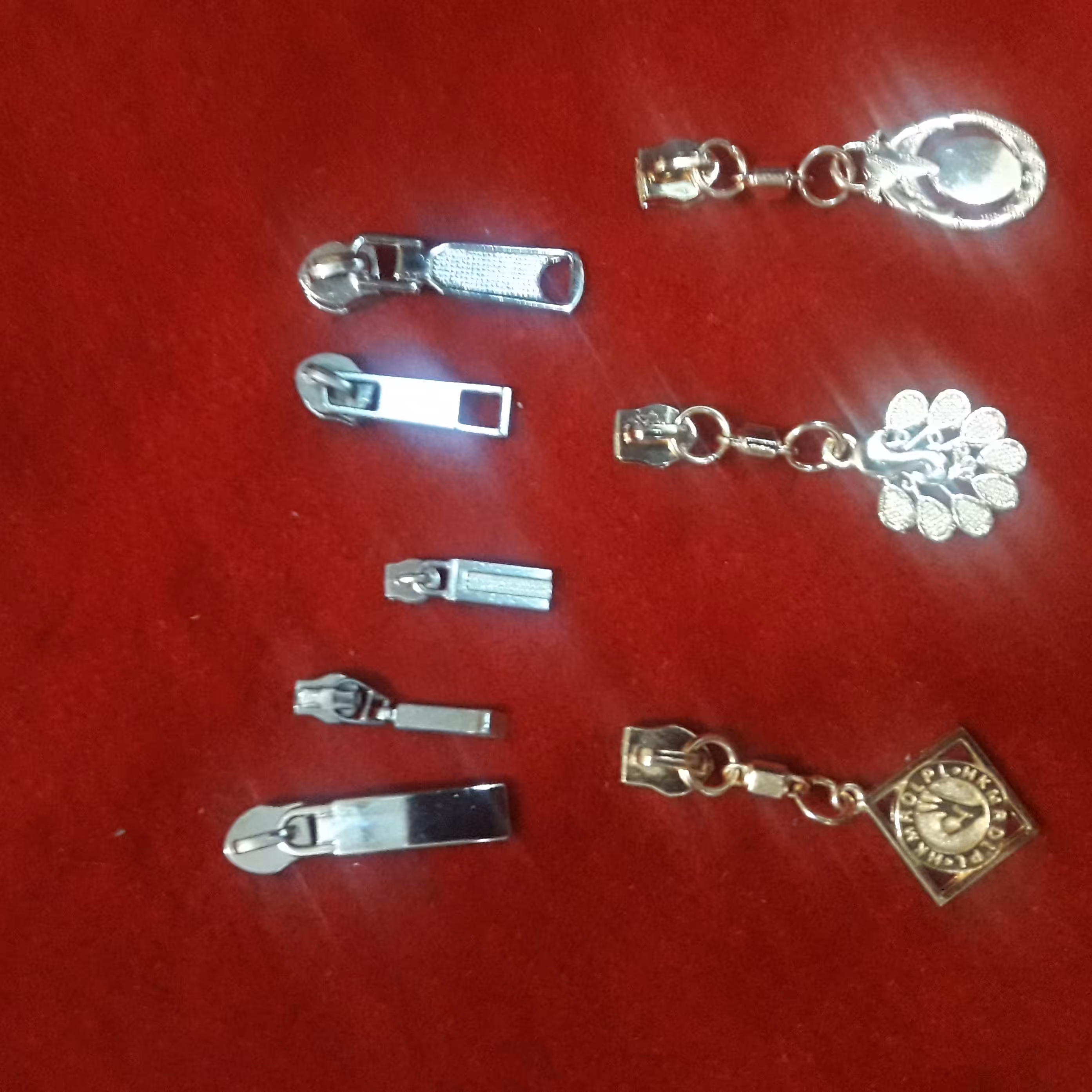 سرزیپ های فانتزی 
رنگ طلایی و نقره ای
نمره 5
رنگ ثابت
