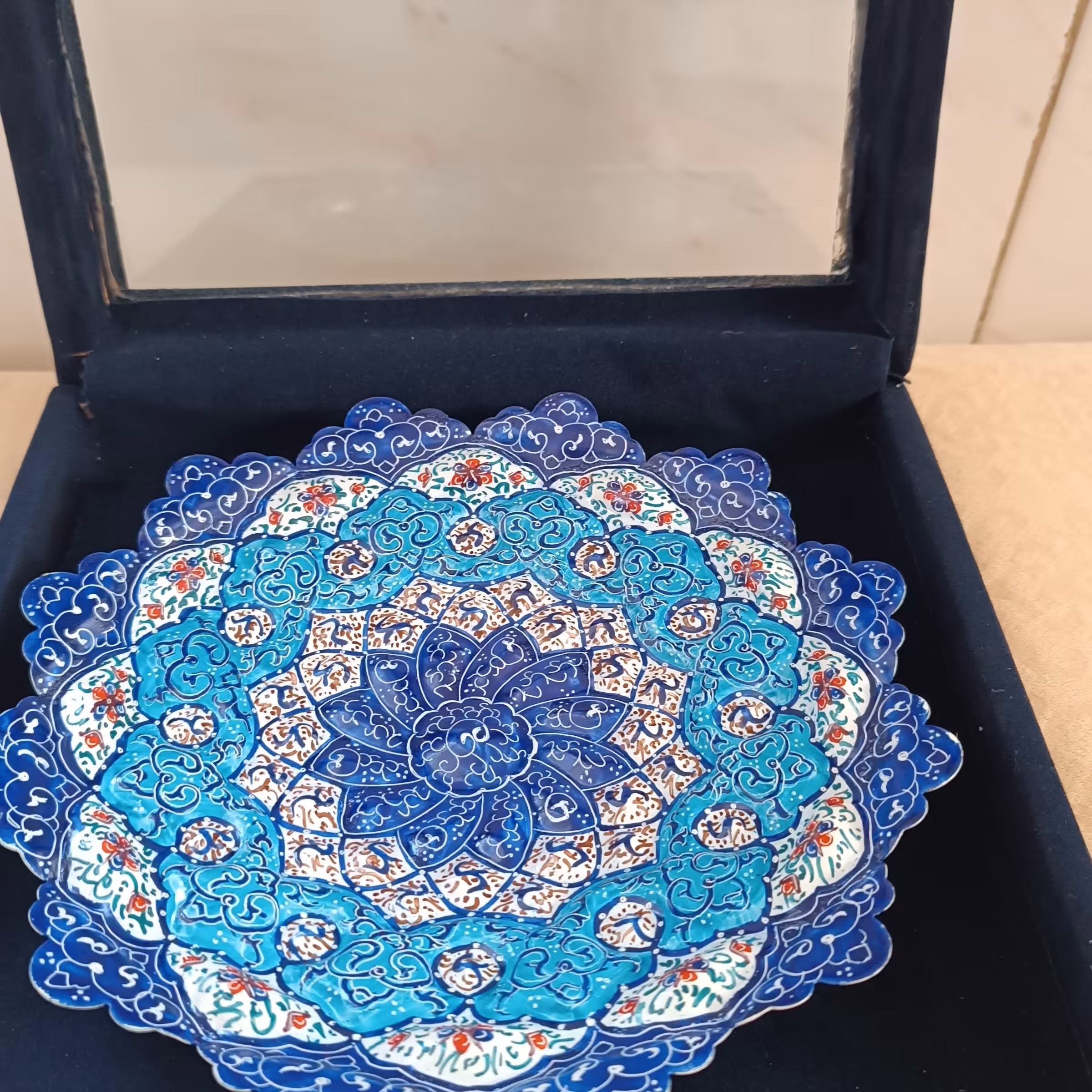 بشقاب مینا کاری با قاب مخمل جیر