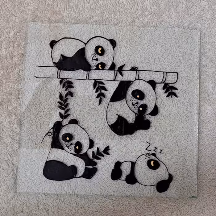 ویترای روی شیشه بدون قاب شده طرح پاندا بارنگ مشکی و  سفید 
