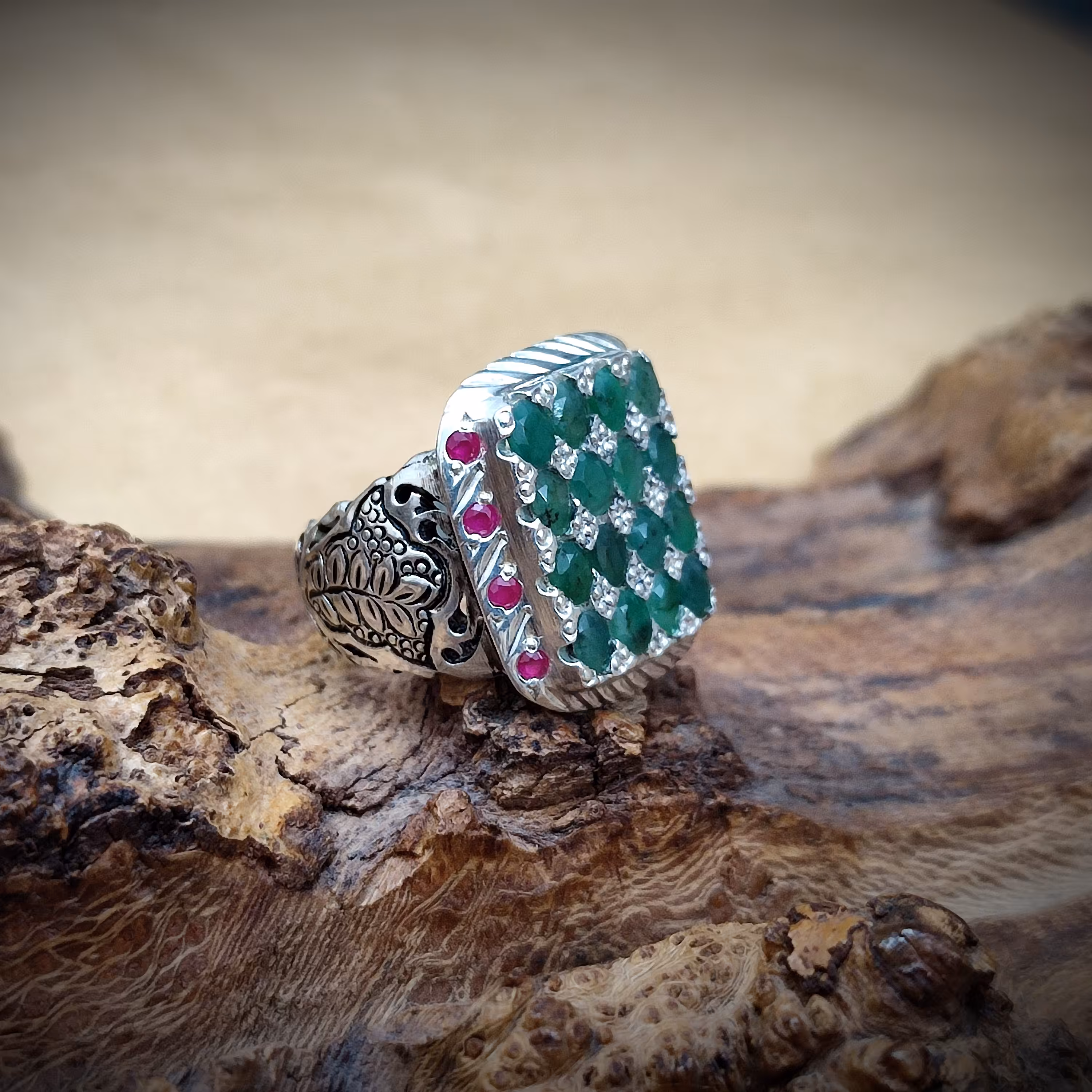 انگشتر نقره دستساز مردانه با نگین زمرد کلمبیا و یاقوت سرخ اصیل و طبیعی