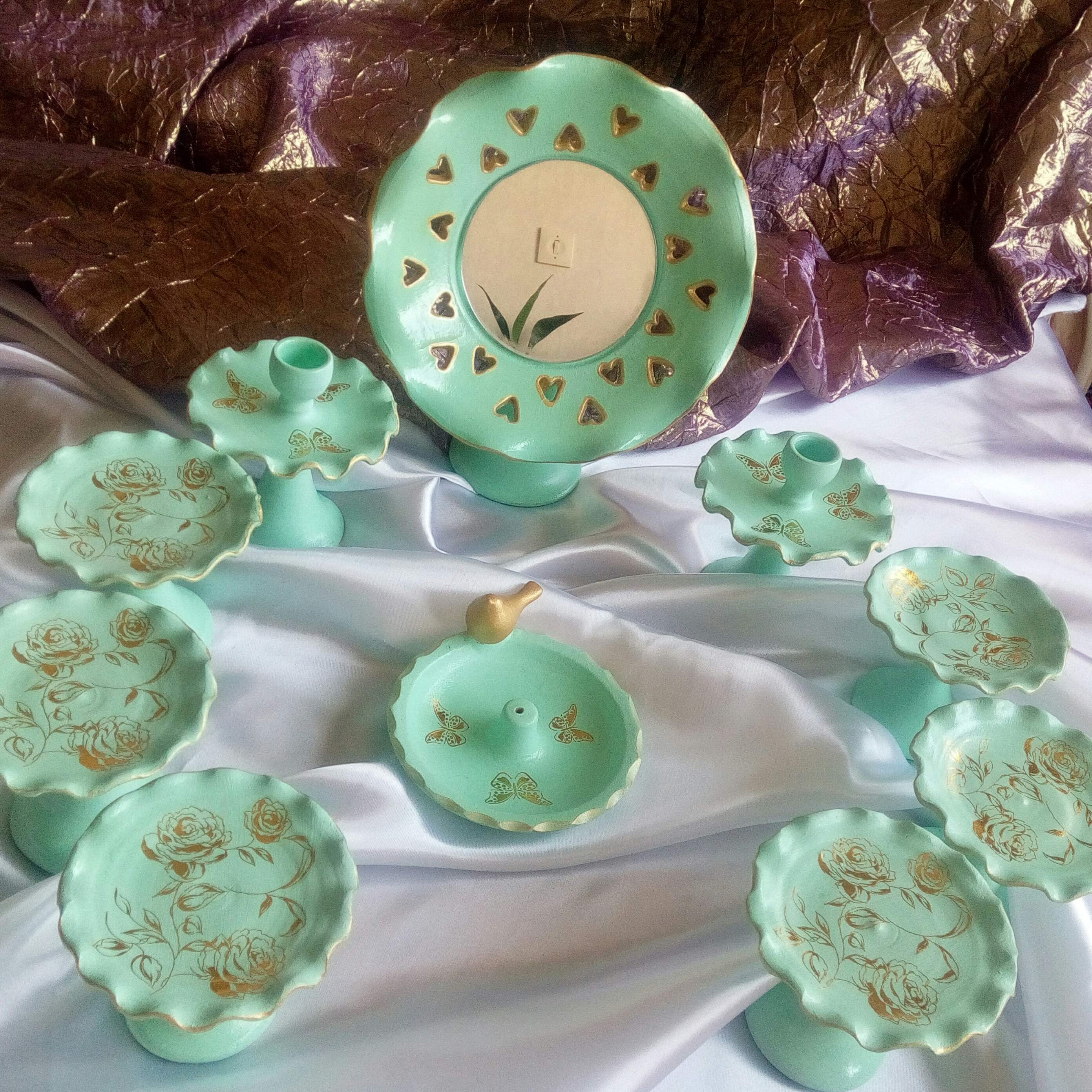 هفتسین فیروزه ای پایه دار روشن سفالی همراه با آینه و شمعدان 