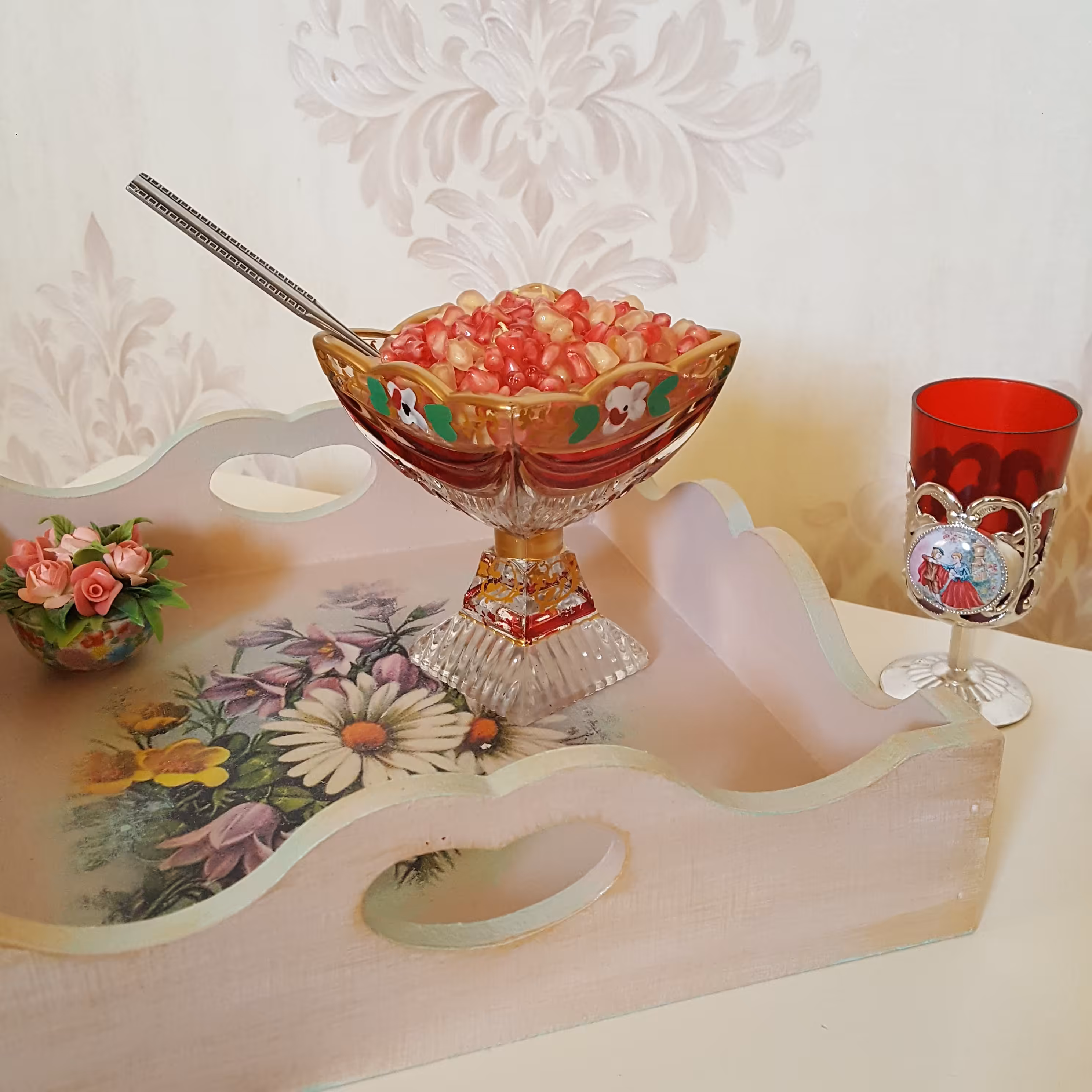 سینی چوبی دسته دار مربعی شکل پتینه شده و با نقش گل  