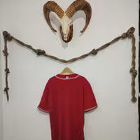 تی شرت بیسبالی اورجینال جرزی دکمه دار قرمز با لوگو مشکی  دخترانه و پسرانه 