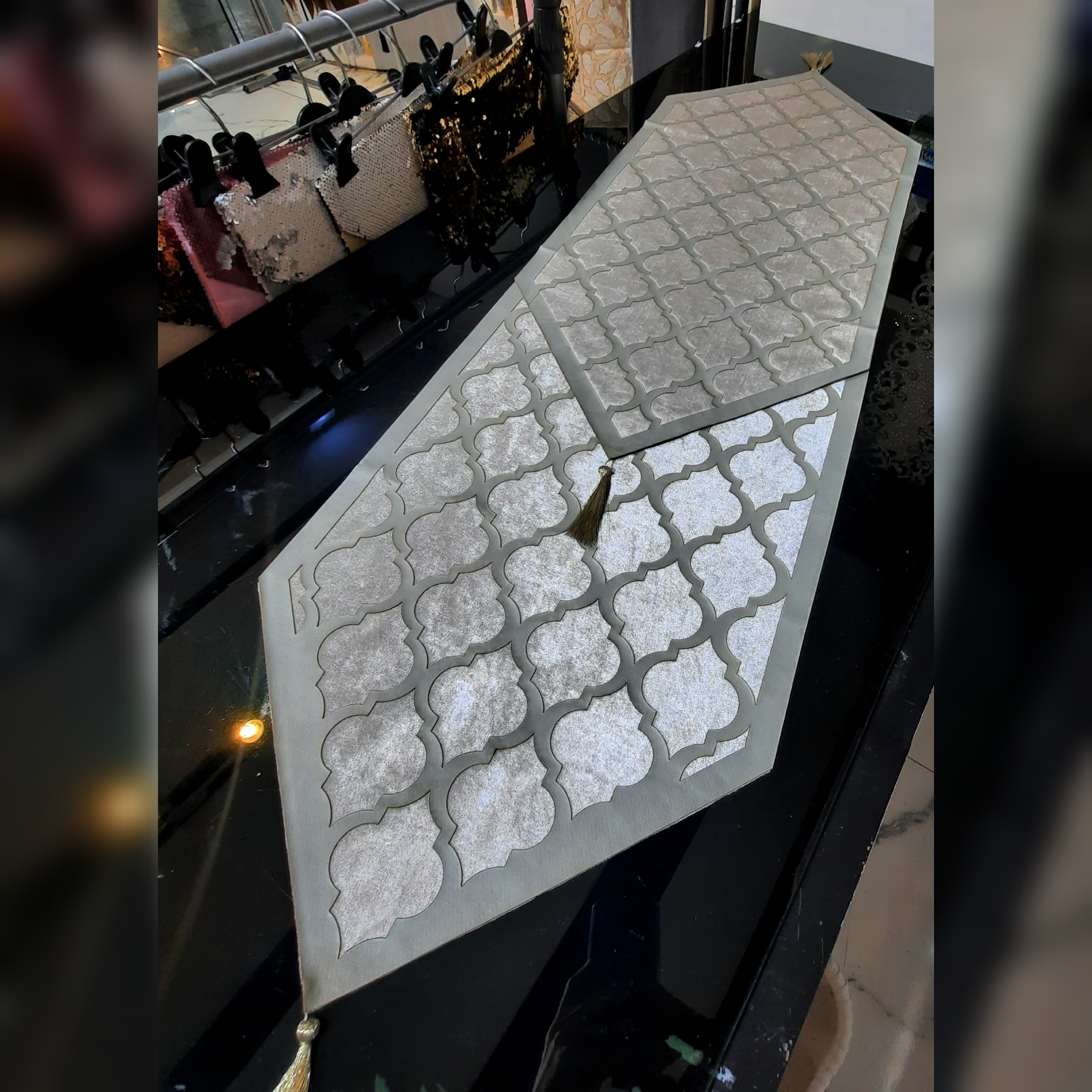 ست کامل رومیزی مخمل و چرم رنگ بژ شامل رومیزی نهارخوری و جلومبلی و 2عدد عسلی و قیمت عاااالی