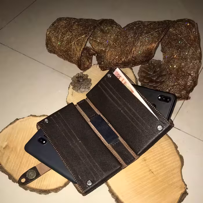 کیف پول چرم گاوی قابل استفاده و حمل2گوشی موبایل12جای کارت2جای پول طرح و اجراکاملاانحصاری و نوآوردستدوز