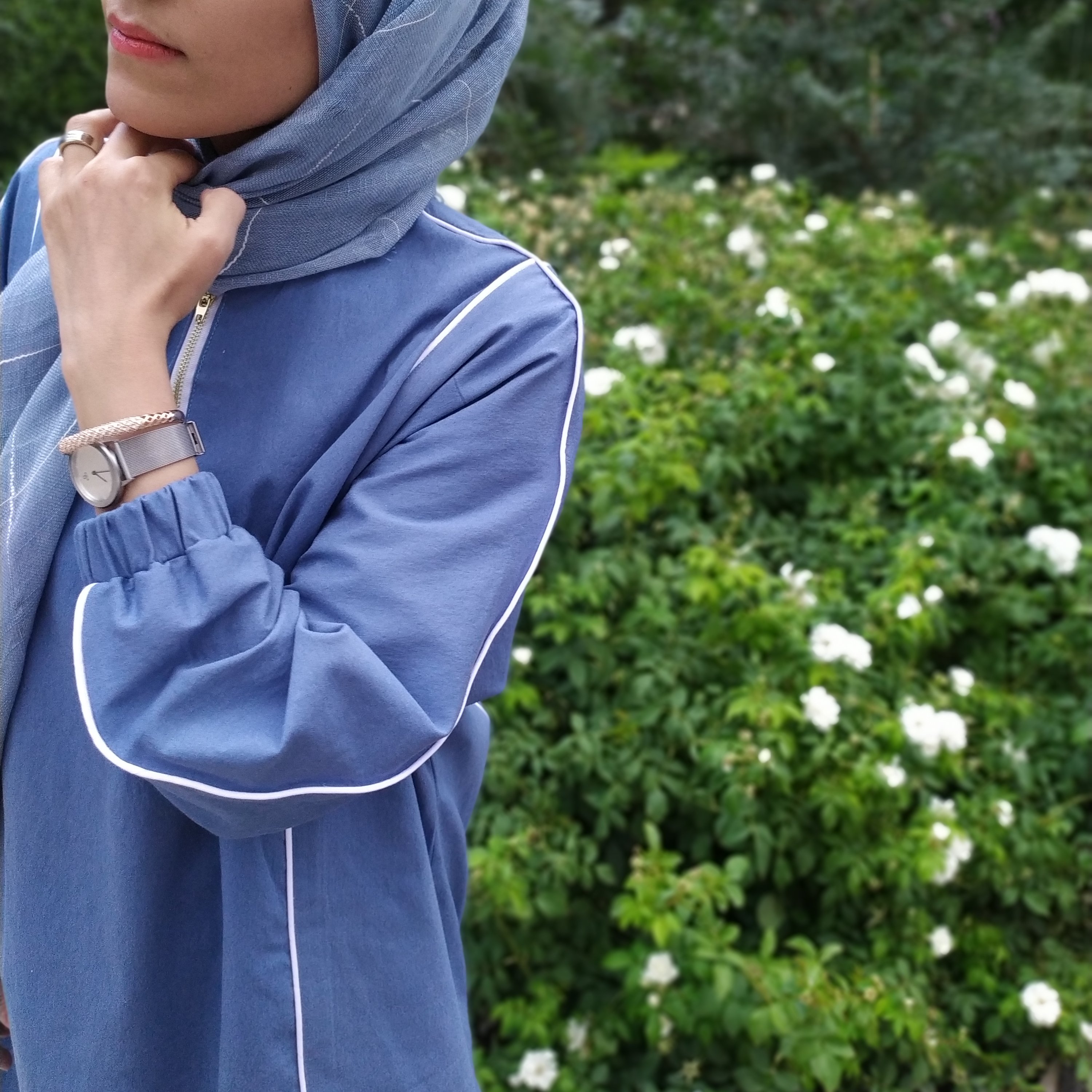 مانتو جین کاغذی،رنگ آبی روشن قد 85، جلو بسته، با دوخت مزونی