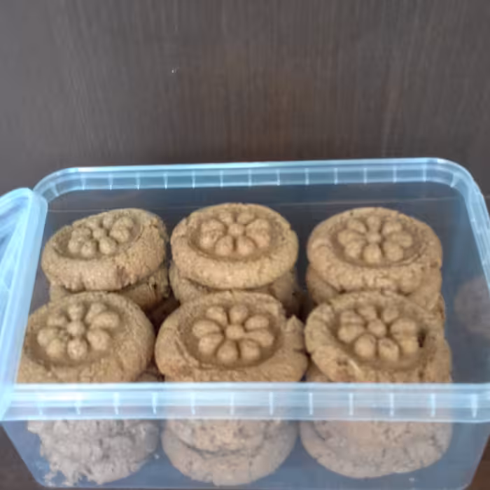 کوکی کشمشی جو دوسر و گندم کامل بدون تخم مرغ و تهیه شده با شکر قهوه ای پک 24 عددی