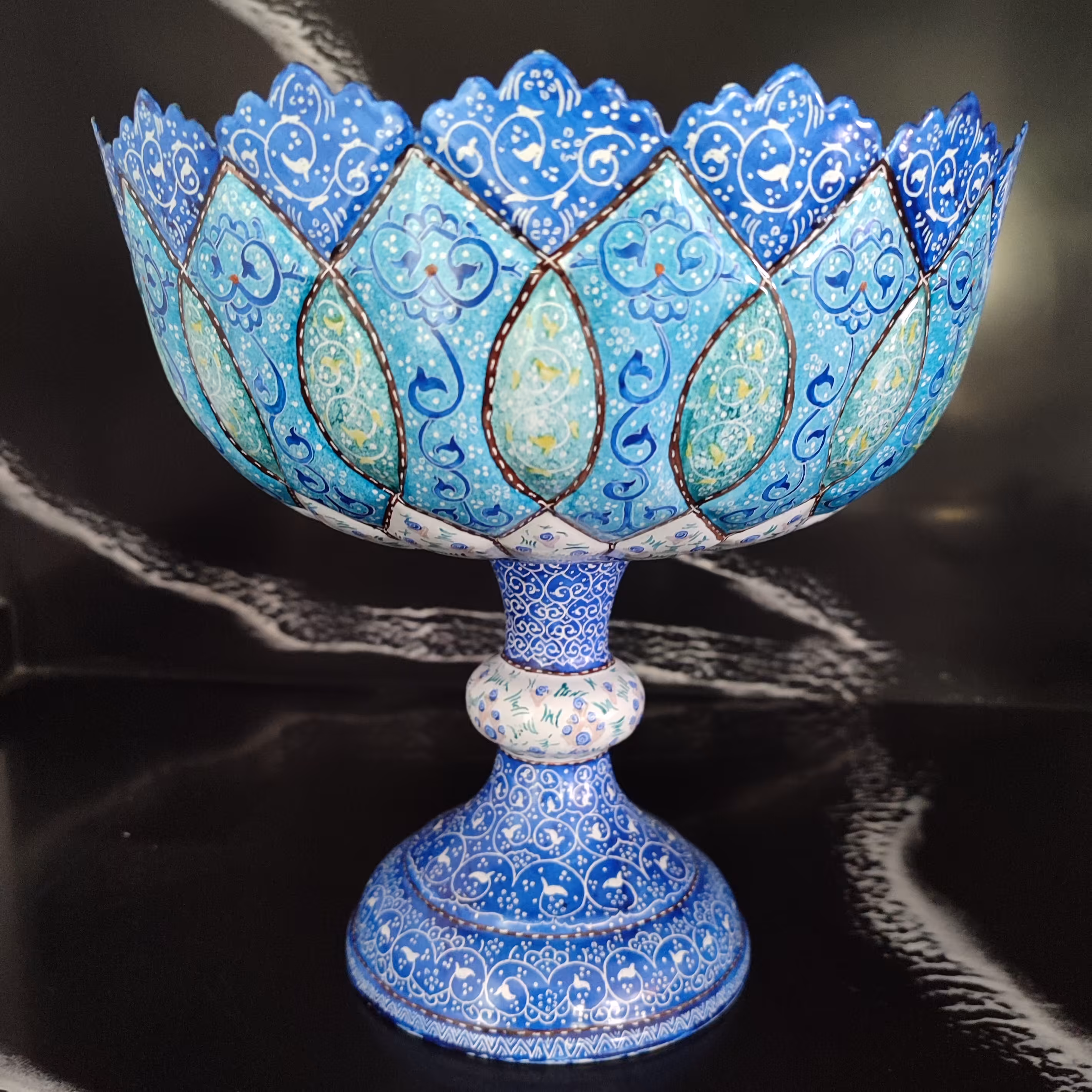 میوه خوری مسی پایه دار،  مینا کاری شده با  ارتفاع 22 ، با قطر 22،قابل شستشو ،مناسب برای پذیرایی و دکور