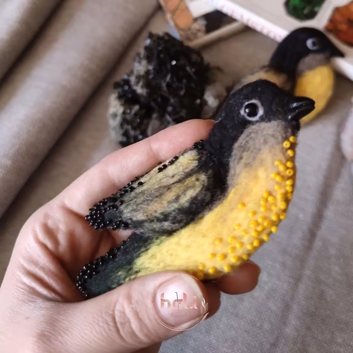 سنجاقسینه دستساز، ساخته شده تماما با الیاف