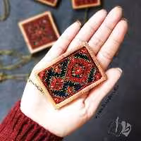 گردنبند چوبی و سوزندوزی پته زنانه به رنگ قرمز و سبز برند طا  طرح چیچک