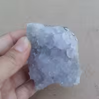 سنگ آمیتیست سفید با بلورهای درخشان آرامش بخش با خواص بسیار مناسب دکور و ویترین طول سنگ 5.5 سانته