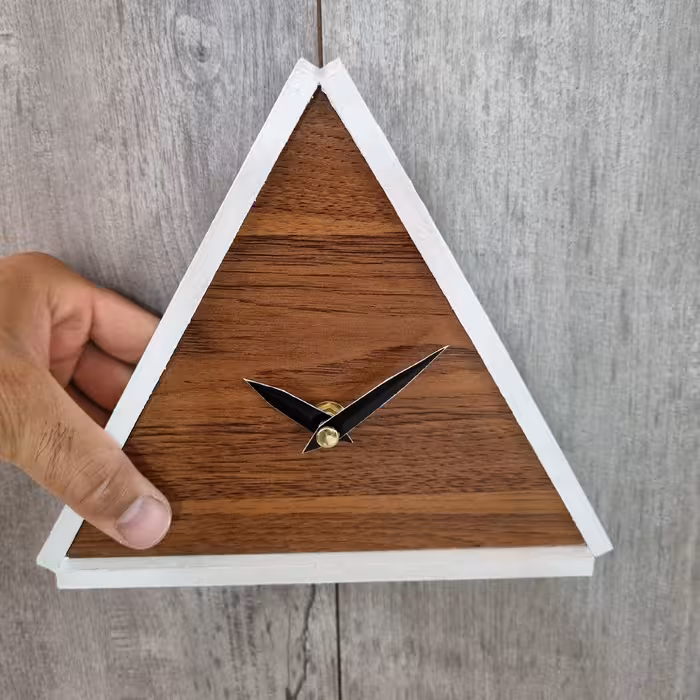 ساعت رومیزی و دیواری   20 سانتی طرح مثلث سفید قهوه ای