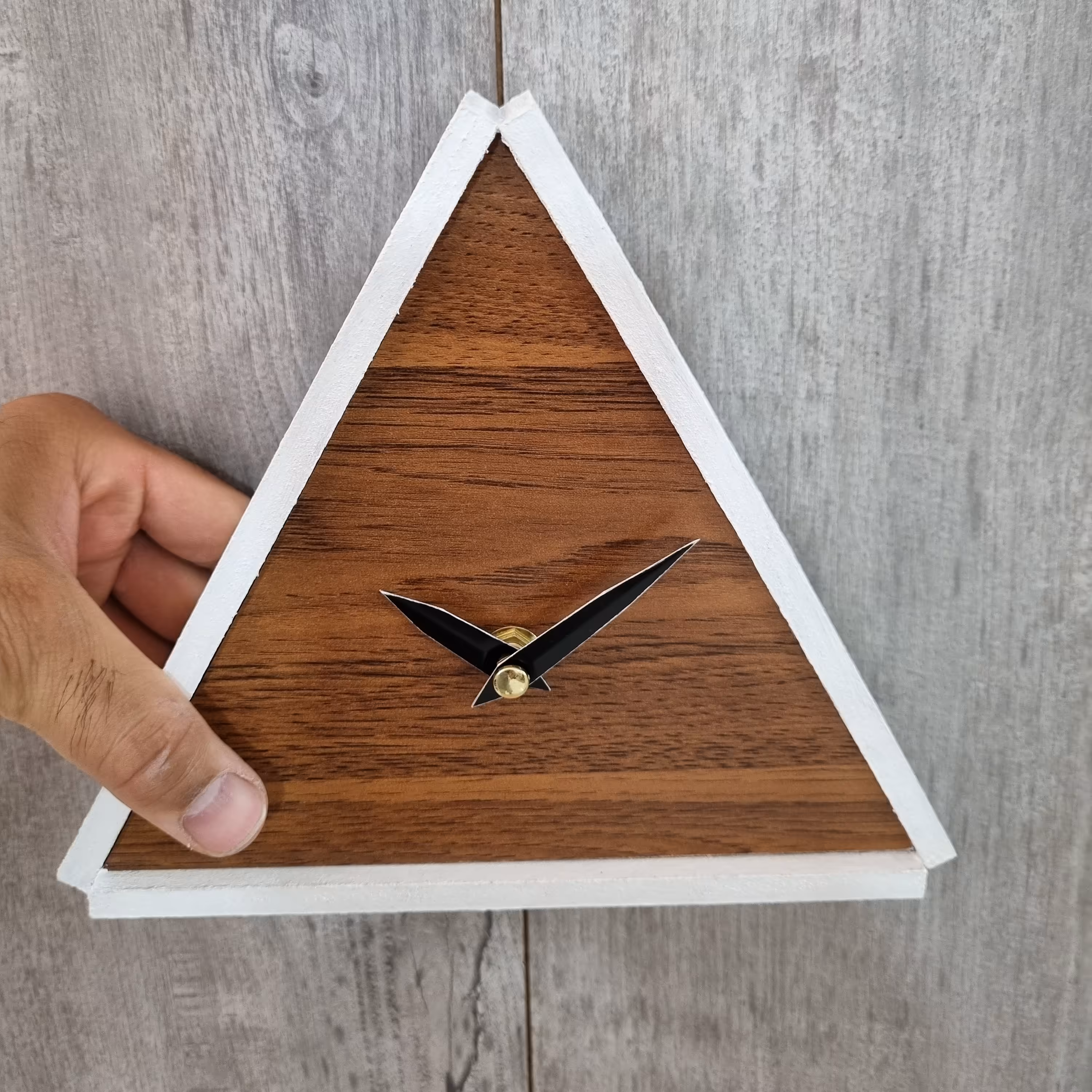 ساعت رومیزی و دیواری   20 سانتی طرح مثلث سفید قهوه ای