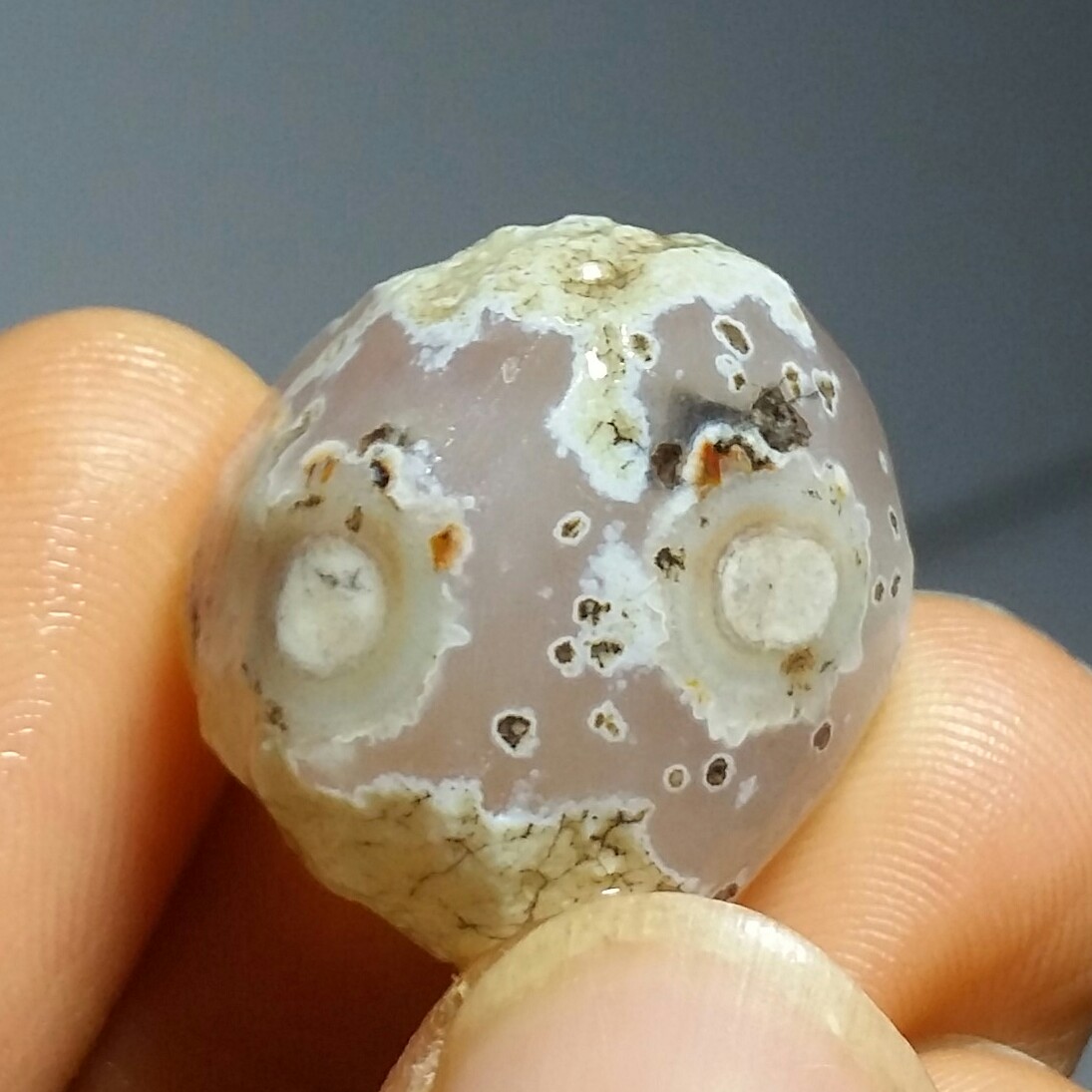 سنگ راف خام عقیق باباقوری چشم دار موکول دار رحمانی بسیار قوی درشت برش نخورده 100 در 100 طبیعی شاهکار خلقت
کد 10931